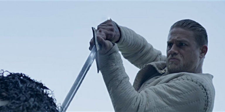 Le Roi Arthur : La Légende d’Excalibur, un film de Guy Ritchie : Critique