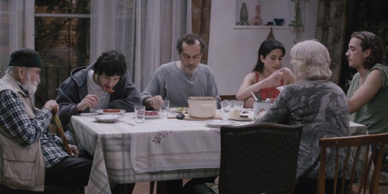 Critique : Une famille heureuse, un film de Simon Groß & Nana Ekvtimishvili