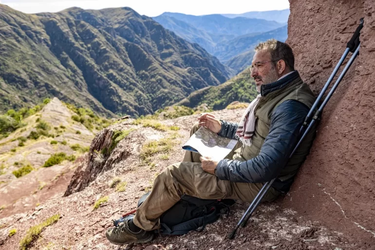 Sur les chemins noirs : une épopée existentielle au travers de la nature et des mots