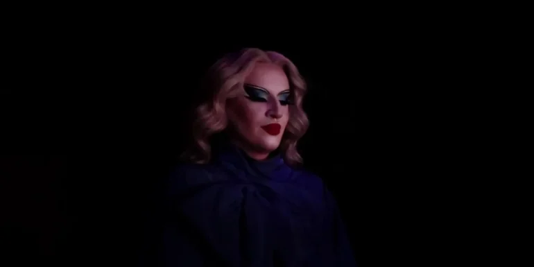 Out : Le travail de la passion, Voyage dans le drag