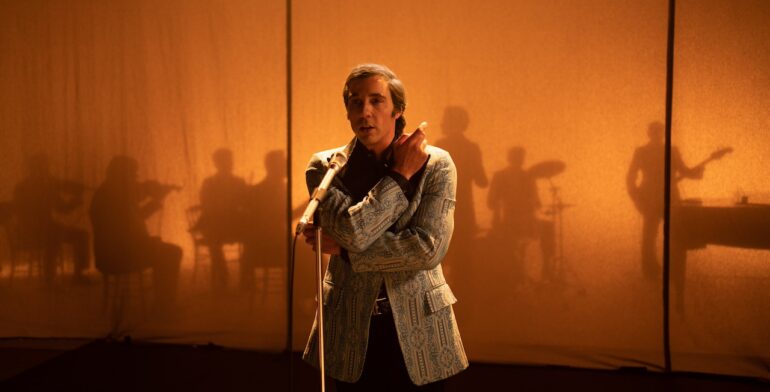 Monsieur Aznavour : la voix, le geste et le ressort